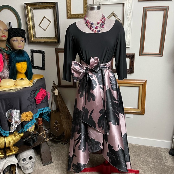 R&M Richards Dresses & Skirts - I know, you know, we believe in a land of love